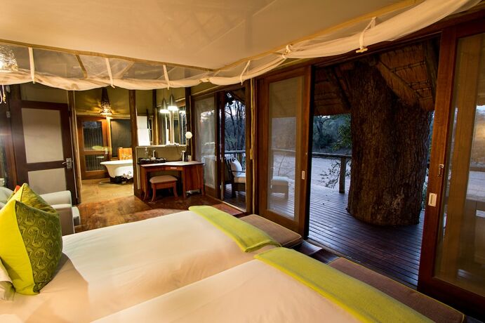 Imagen de la habitación del Hotel Rhino Post Safari Lodge. Foto 17