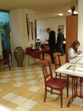 Imagen del bar/restaurante del Hotel Rho. Foto 2