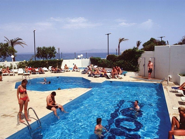 Imagen de la piscina del Hotel Rhodos Beach. Foto 9