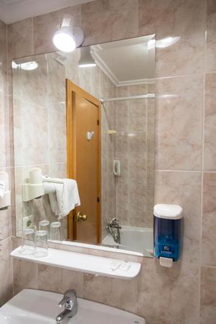 Imagen de la habitación del Hotel Ría De Suances. Foto 4