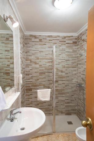 Imagen de la habitación del Hotel Ría De Suances. Foto 10