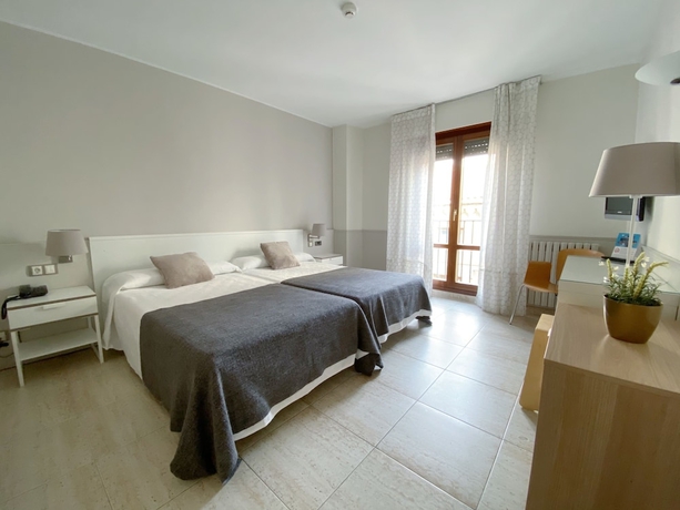 Imagen de la habitación del Hotel Río Arga. Foto 7