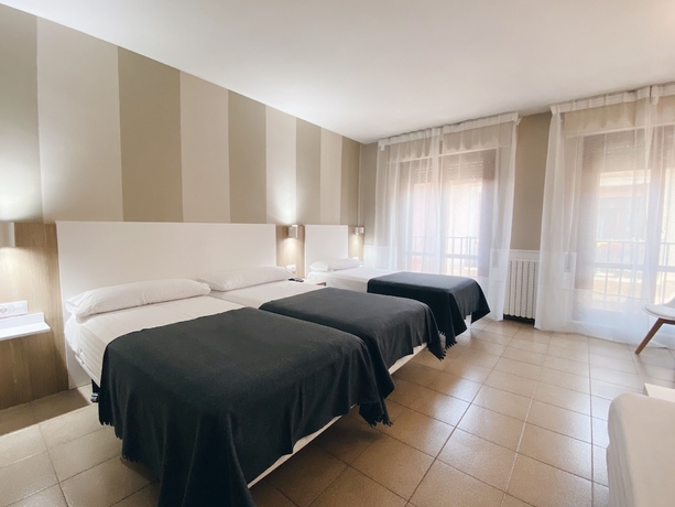 Imagen de la habitación del Hotel Río Arga. Foto 10