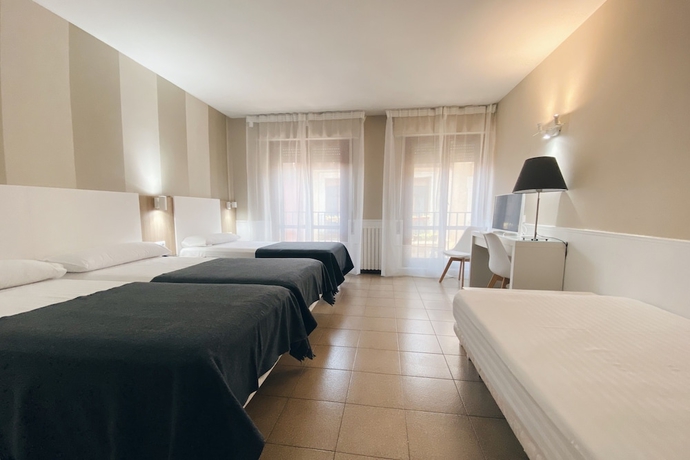 Imagen de la habitación del Hotel Río Arga. Foto 12