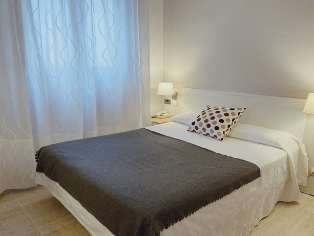 Imagen de la habitación del Hotel Río Arga. Foto 14