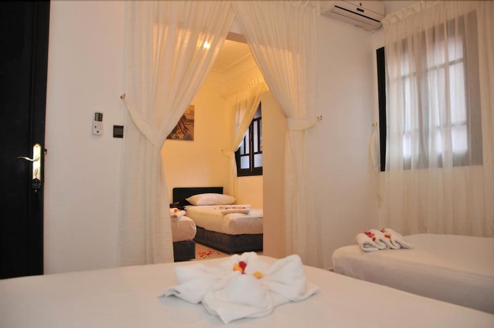 Imagen de la habitación del Hotel Riad El Kennaria. Foto 15