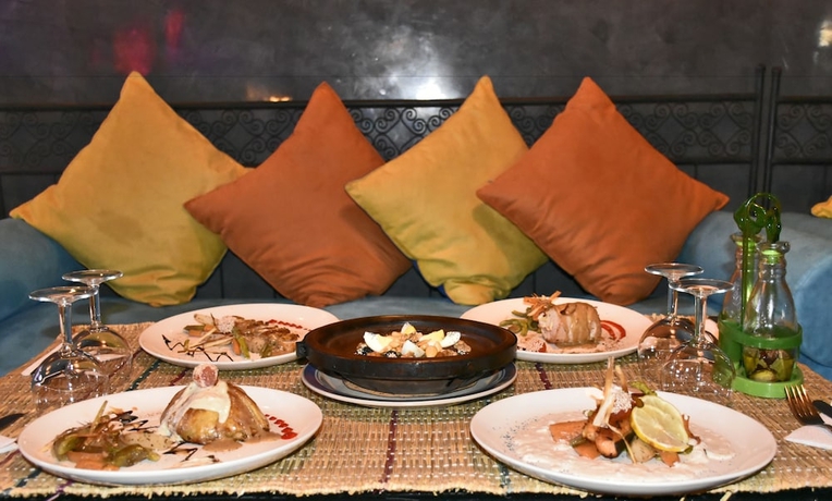 Imagen del bar/restaurante del Hotel Riad El Kennaria. Foto 10