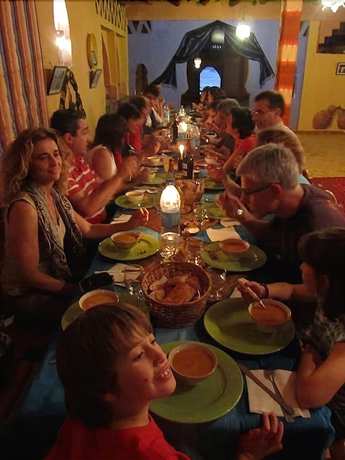 Imagen del bar/restaurante del Hotel Riad Les Flamants Roses, Hassilabied. Foto 2