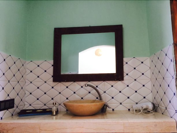 Imagen de la habitación del Hotel Riad les Flamants Roses, Hassilabied. Foto 6