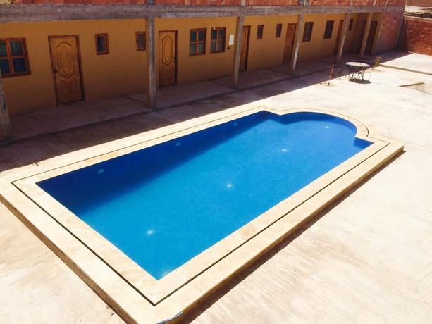 Imagen de la piscina del Hotel Riad les Flamants Roses, Hassilabied. Foto 20