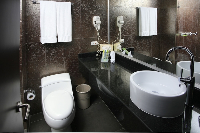 Imagen de la habitación del Hotel Riande Aeropuerto and Casino. Foto 16