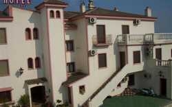 Imagen de los exteriores del Hotel Riavela. Foto 13