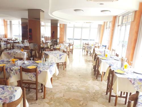 Imagen del bar/restaurante del Hotel Ribot. Foto 2