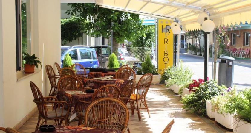 Imagen de los exteriores del Hotel Ribot. Foto 13