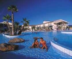 Imagen de la piscina del Hotel Ribot - Holiday Village Alabirdi. Foto 5