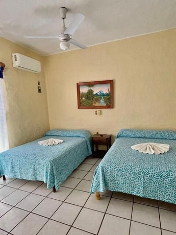 Imagen de la habitación del Hotel Ricardos Bungalows. Foto 10