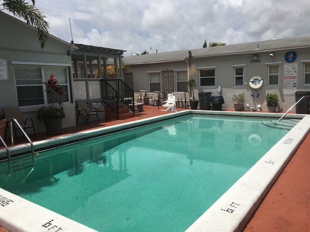 Imagen de la piscina del Hotel Richards Motel Courtyard. Foto 17