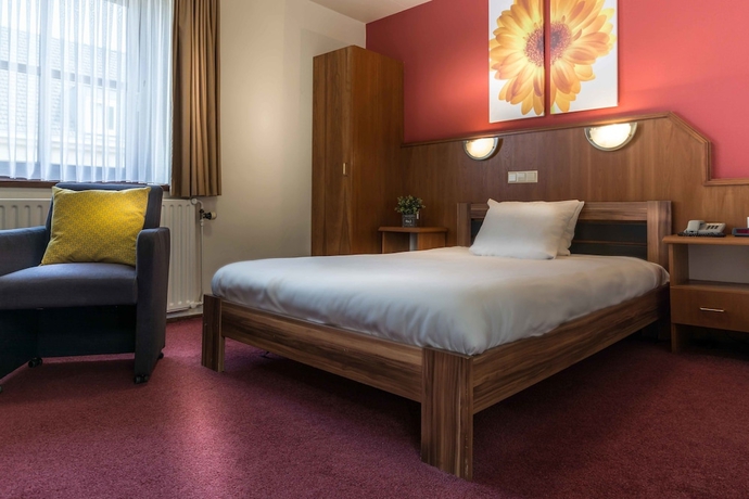 Imagen de la habitación del Hotel Riche. Foto 7