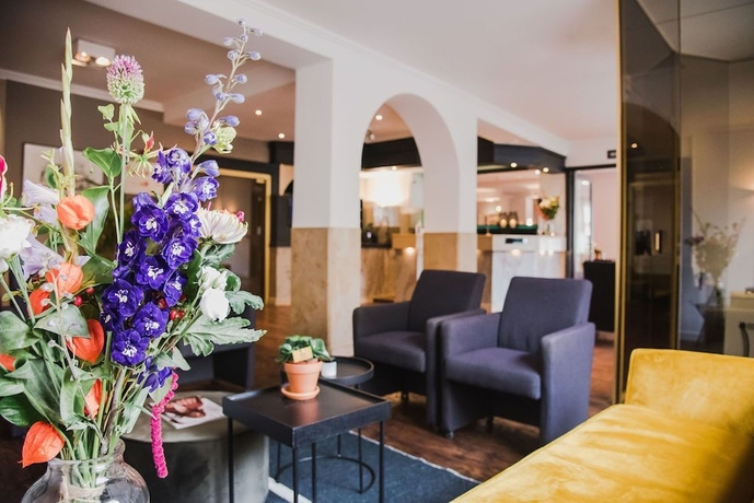 Imagen de los interiores del Hotel Riche. Foto 17