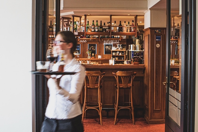 Imagen del bar/restaurante del Hotel Riche. Foto 3