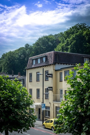 Imagen de los exteriores del Hotel Riche. Foto 16