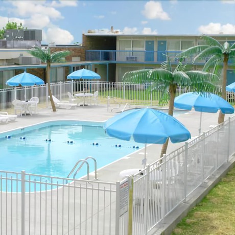 Imagen de la piscina del Hotel Ridge Crest, West Plains. Foto 17