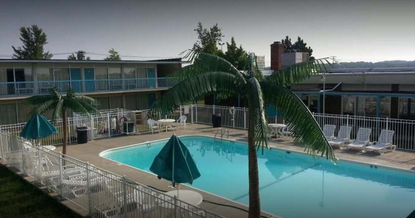 Imagen de la piscina del Hotel Ridge Crest, West Plains. Foto 18