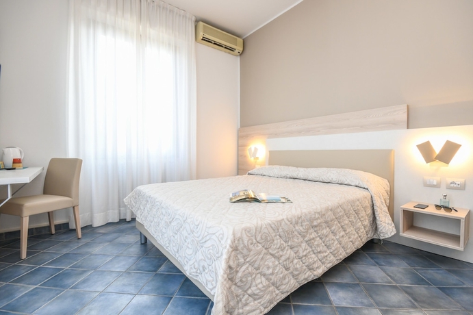 Imagen de la habitación del Hotel Riel. Foto 15