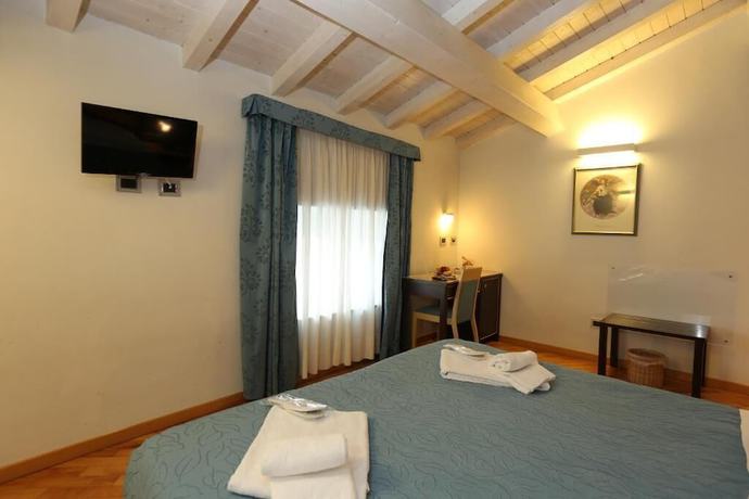 Imagen de la habitación del Hotel RigelHotel. Foto 16