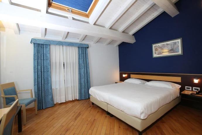 Imagen de la habitación del Hotel RigelHotel. Foto 17