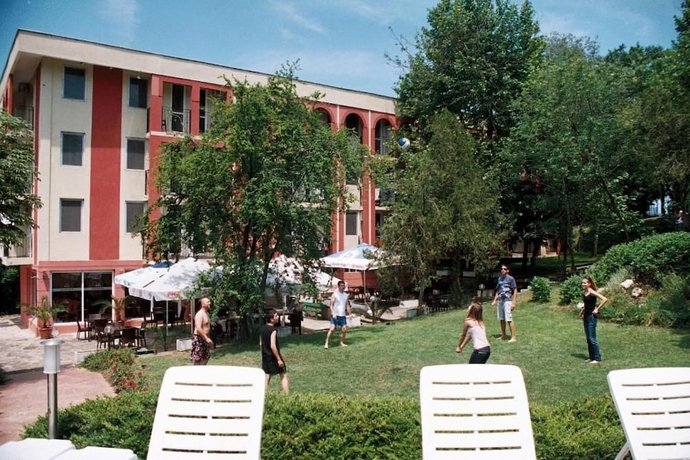 Imagen de los exteriores del Hotel Rilena. Foto 12