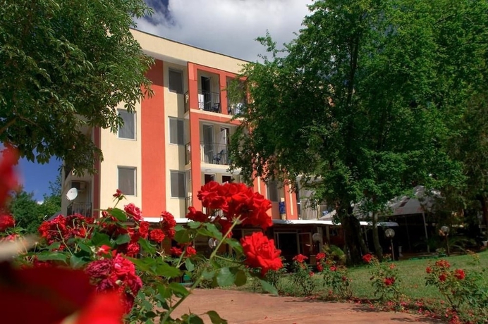 Imagen de los exteriores del Hotel Rilena. Foto 13