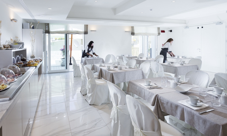 Imagen del bar/restaurante del Hotel Rimini Suite. Foto 2