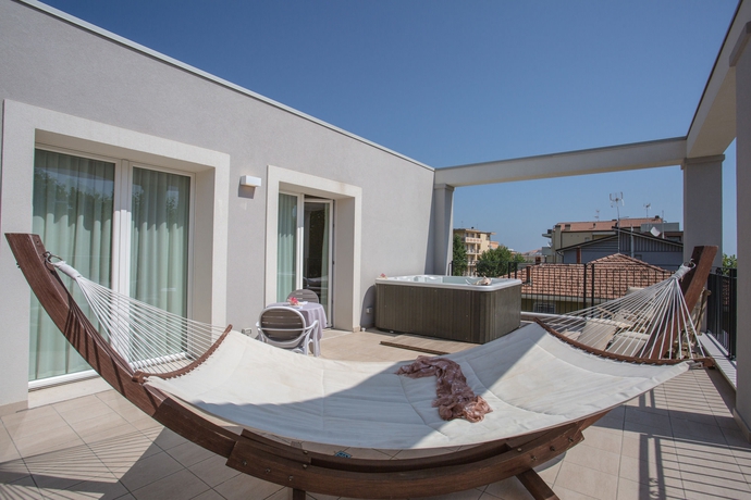 Imagen de los exteriores del Hotel Rimini Suite. Foto 10