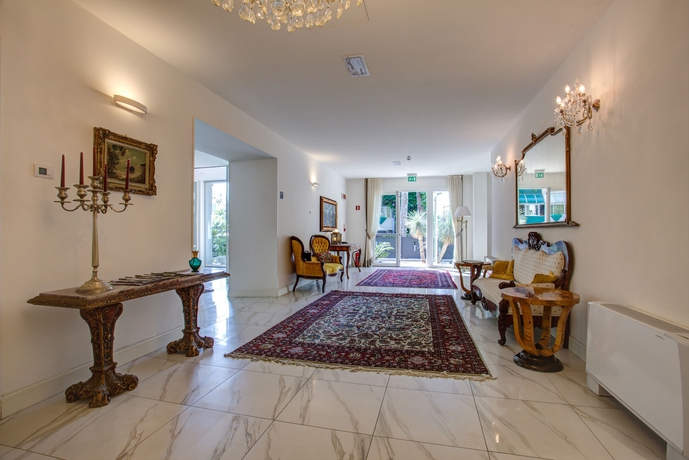 Imagen de los interiores del Hotel Rimini Suite. Foto 13