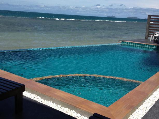 Imagen de la piscina del Hotel Rin Bay View Bungalow and Restaurant. Foto 7