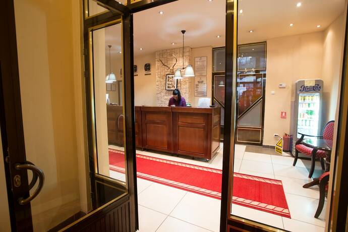 Imagen de los interiores del Hotel Rina Cerbul. Foto 23