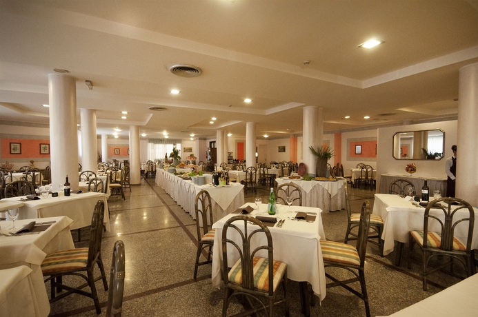 Imagen del bar/restaurante del Hotel Rina. Foto 4