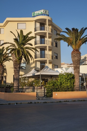 Imagen de los exteriores del Hotel Rina. Foto 12