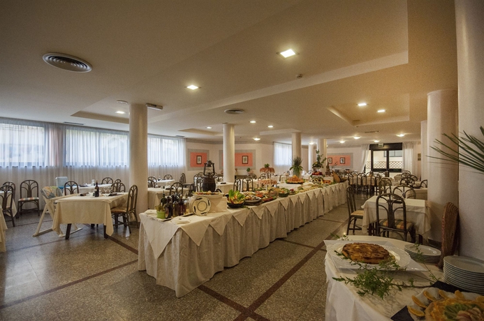 Imagen del bar/restaurante del Hotel Rina. Foto 5