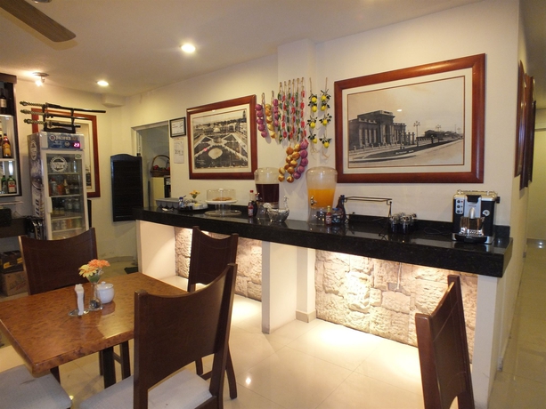 Imagen del bar/restaurante del Hotel Rincón Real Suites. Foto 2