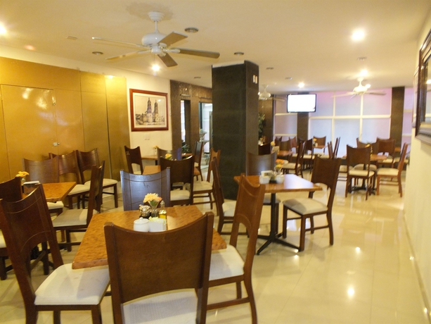 Imagen del bar/restaurante del Hotel Rincón Real Suites. Foto 3