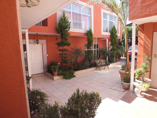 Imagen de los exteriores del Hotel Rincón Real Suites. Foto 13