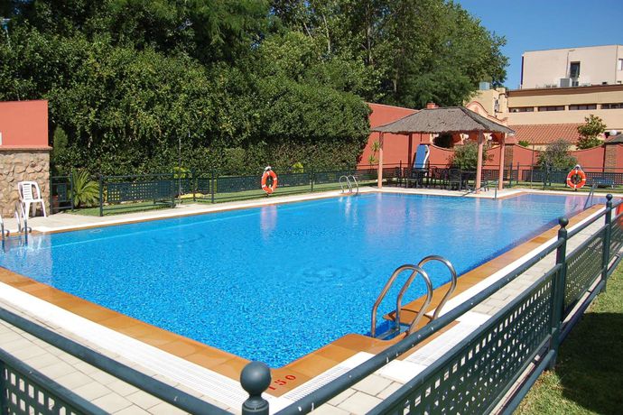 Imagen de la piscina del Hotel Rio Badajoz. Foto 16