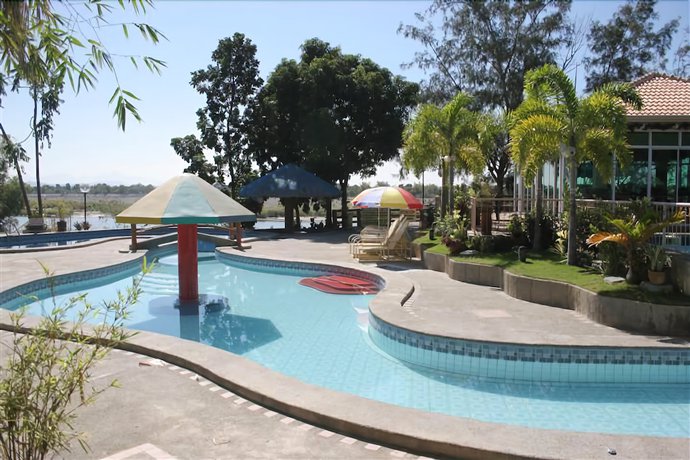 Imagen de la piscina del Hotel Rio Grande De Laoag Resort. Foto 19