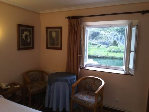 Imagen de la habitación del Hotel Riodeva. Foto 12