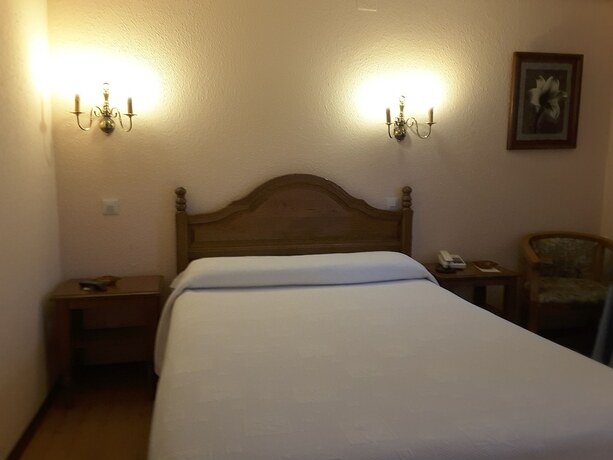 Imagen de la habitación del Hotel Riodeva. Foto 13