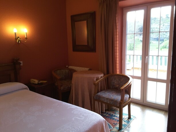 Imagen de la habitación del Hotel Riodeva. Foto 15