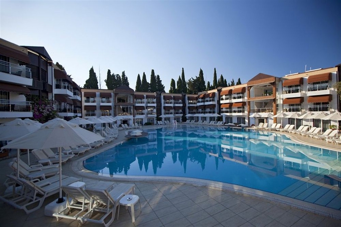 Imagen de la piscina del Hotel Risa. Foto 8