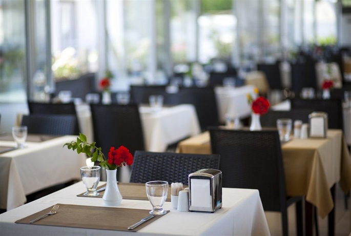 Imagen del bar/restaurante del Hotel Risa. Foto 4